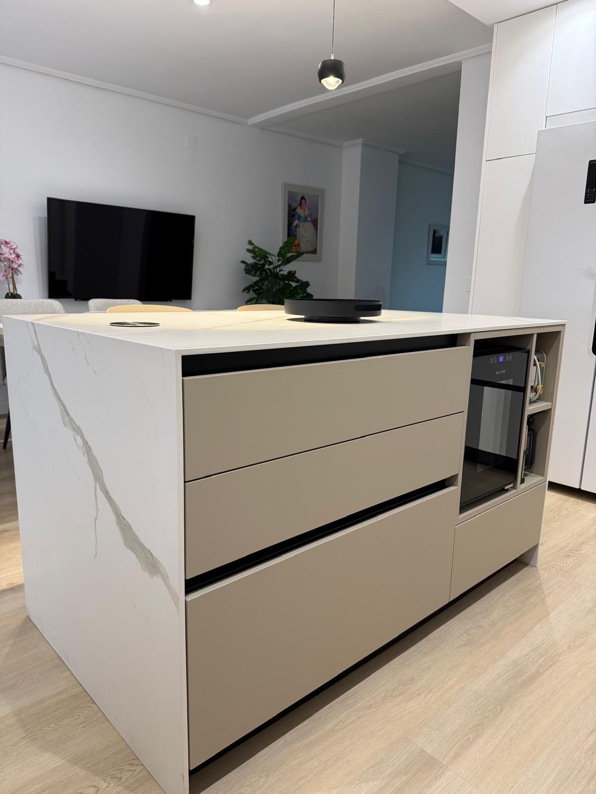 Isla de cocina con el salón visible al fondo