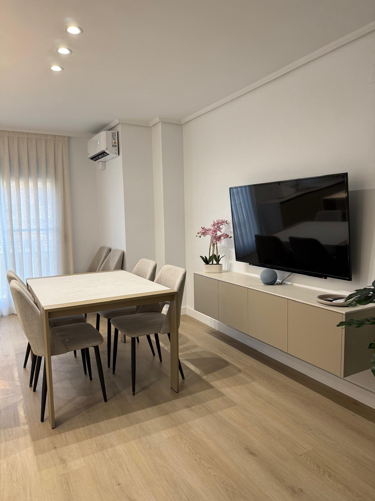 Comedor y salón con mueble de TV a juego con la cocina
