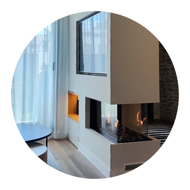 Chimenea de tres caras integrada en mueble de salón