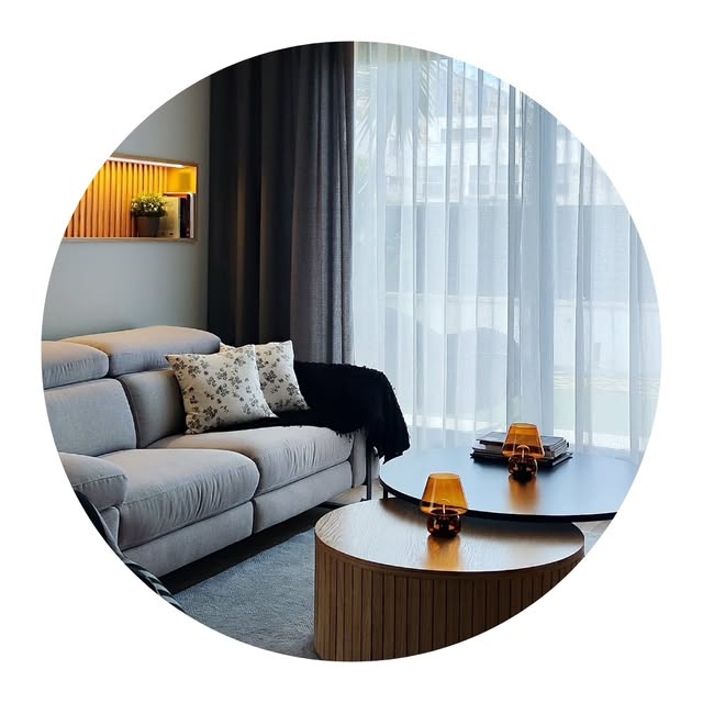 Salón con sofá gris y mesas de centro de madera